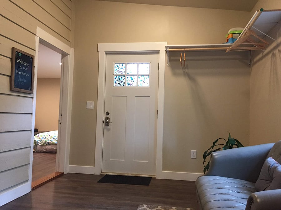 Entryway has office space and laundry set
