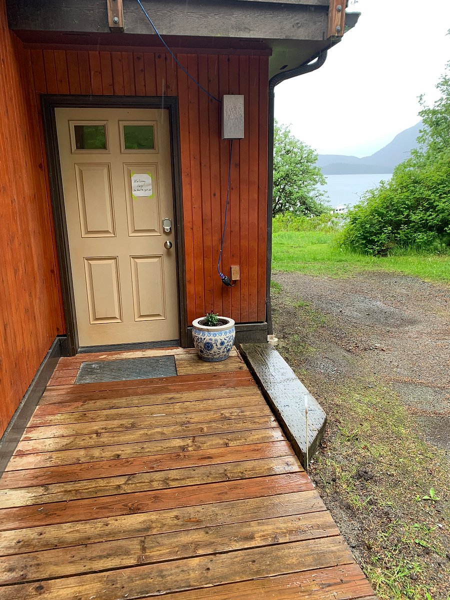 Door leading into entryway.