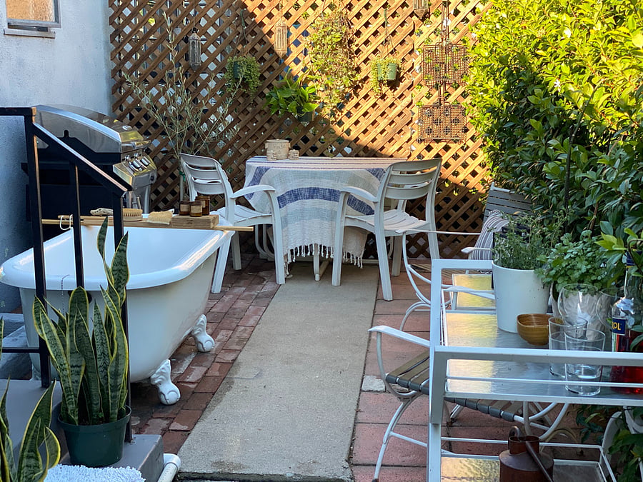 Private side yard (bathtub not included)