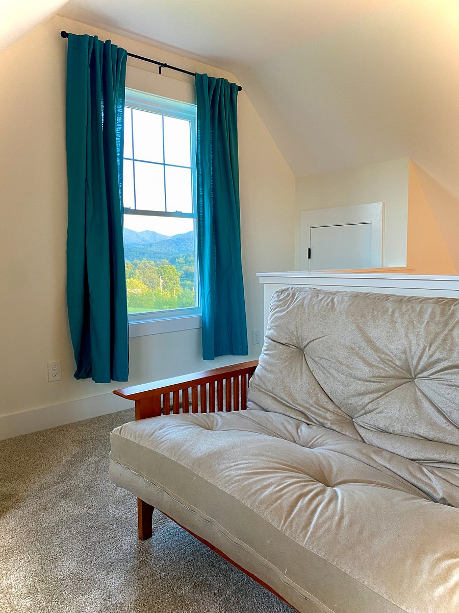 Queen futon in loft area 