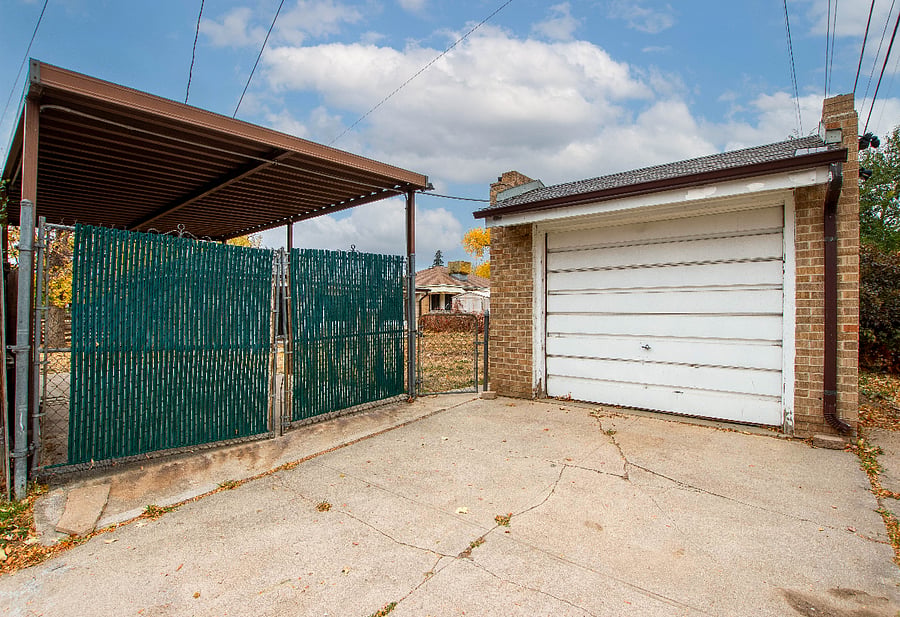 1 car detached garage. Good for 1 small vehicle.