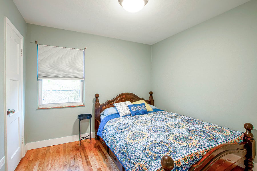 2nd bedroom with a Queen matress.
