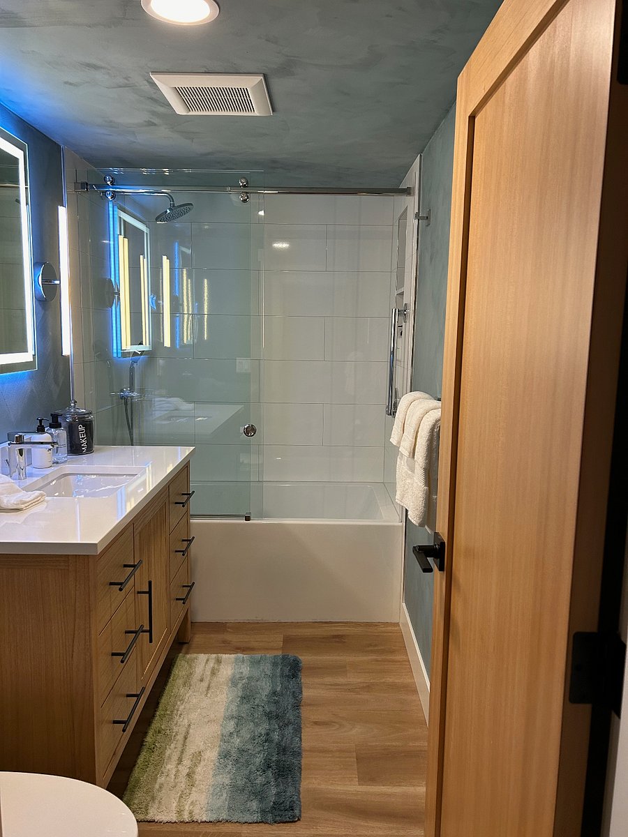 Full bath with heated floors, soaker tub and rain shower