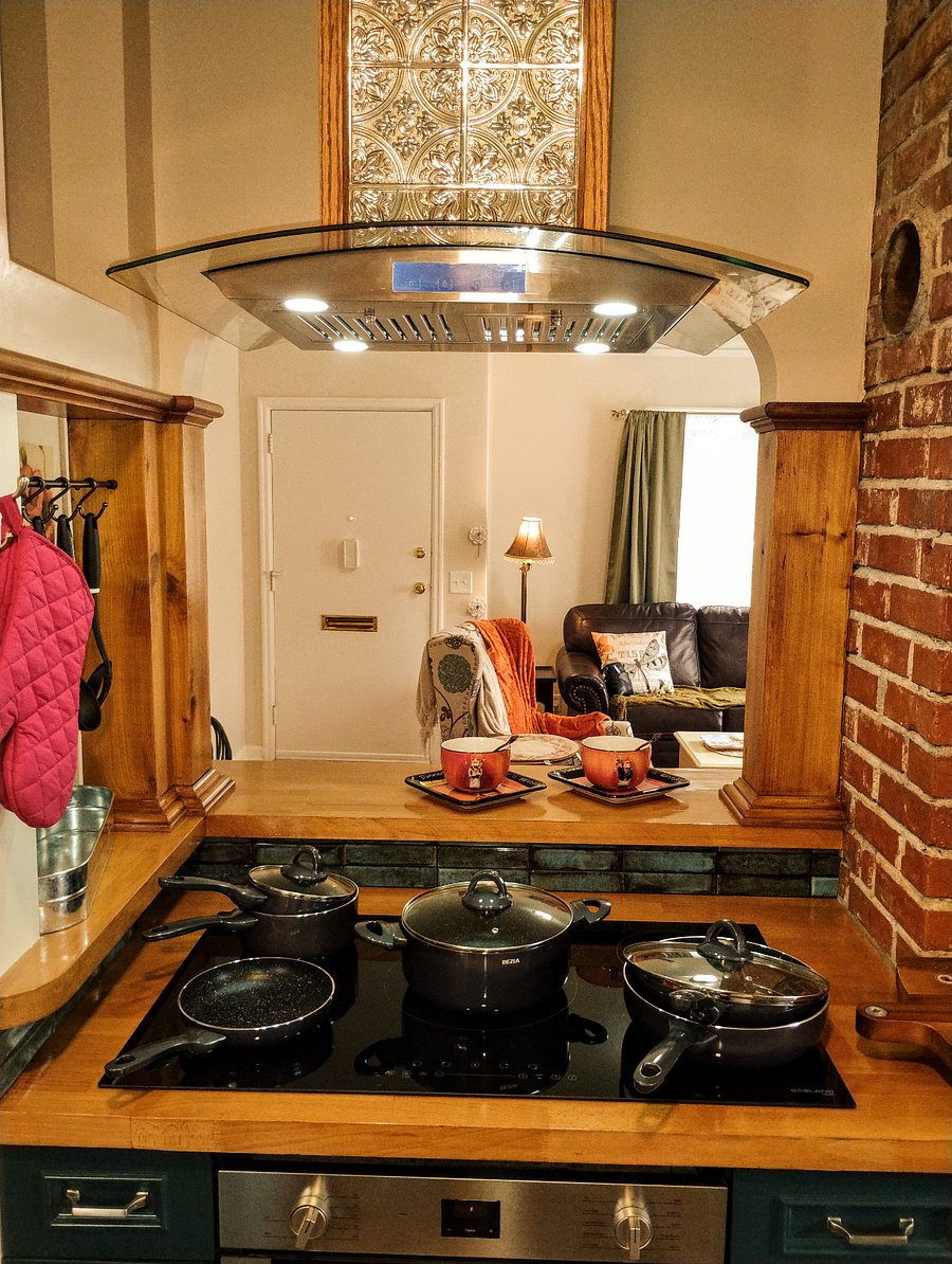 Stove top is a brand new induction stove top with all brand new induction pots and pans. They heat up very fast!