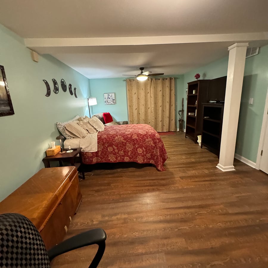 Full size bed replaced with NEW adjustable King size bed as of 8/2025 not pictured