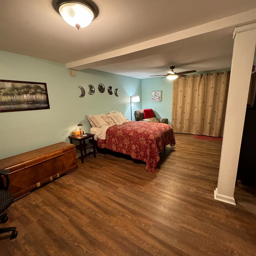 Full size bed replaced with NEW adjustable King size bed as of 8/2025 not pictured