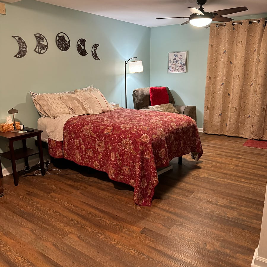 Full size bed replaced with NEW adjustable King size bed as of 8/2025 not pictured