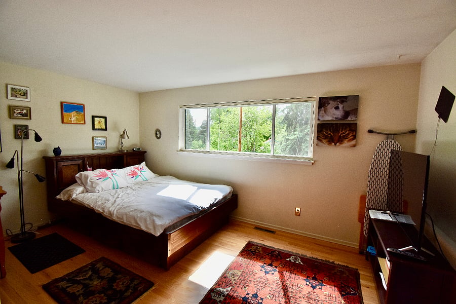 BR with queen bed & TV