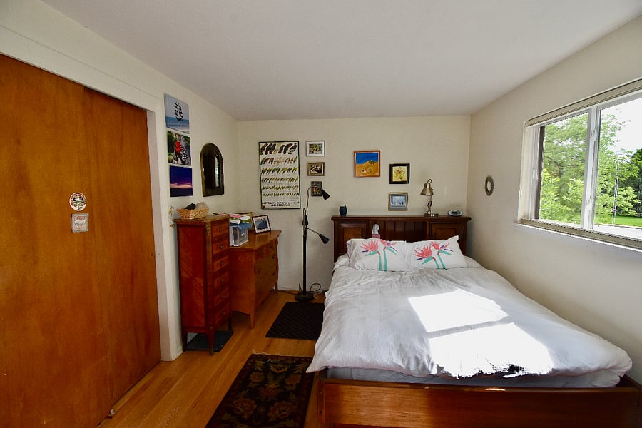 BR with queen bed