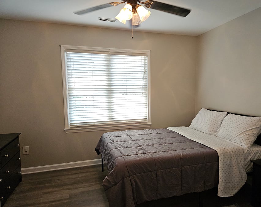 Bedroom 4 with Queen bed