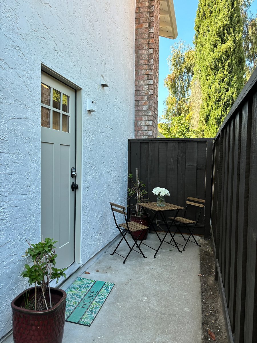 Private entrance to unit.