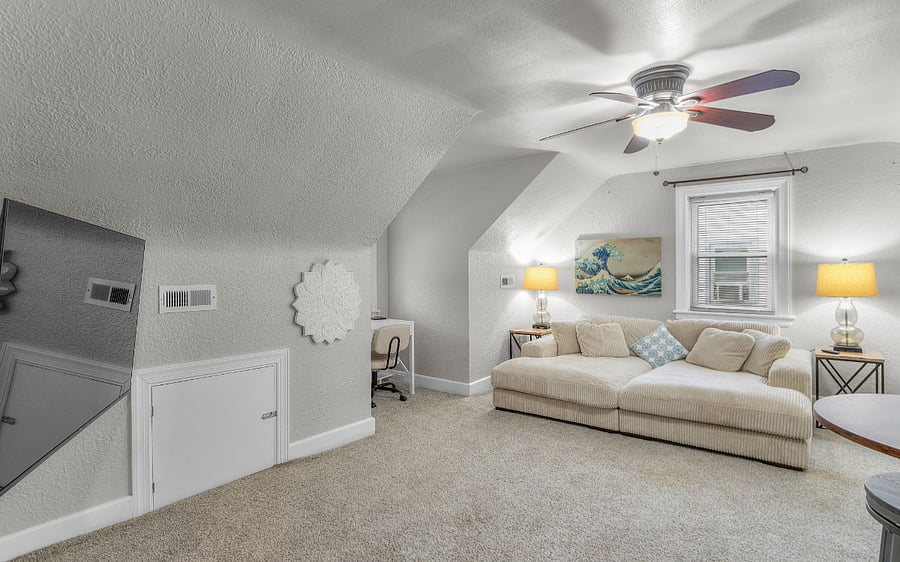 Spacious living area, with desk for working.