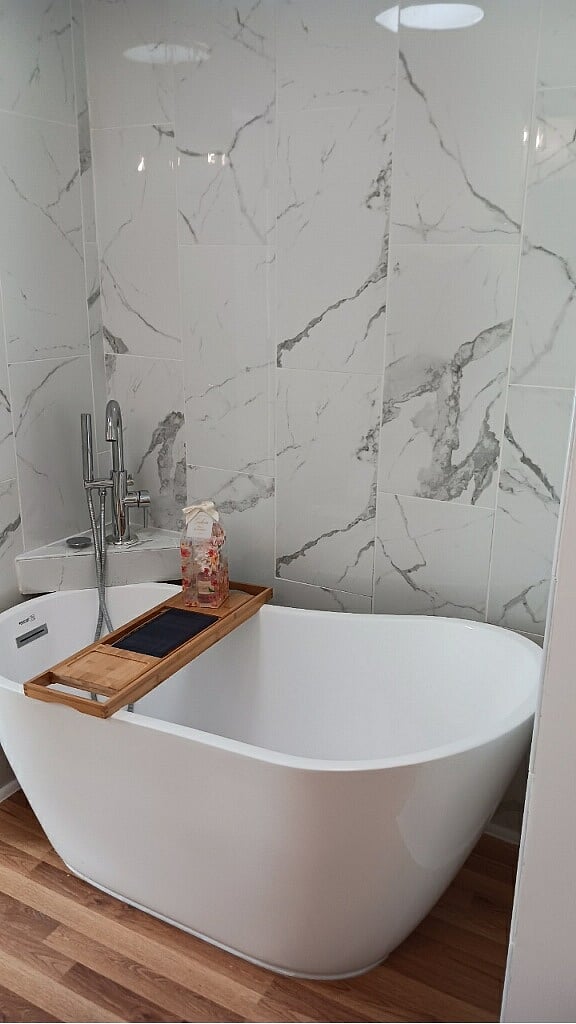 Master bathroom tub/ceramic tile