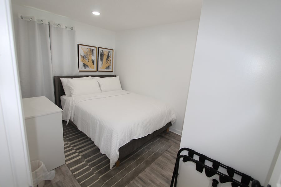 Room w/ Queen Bed