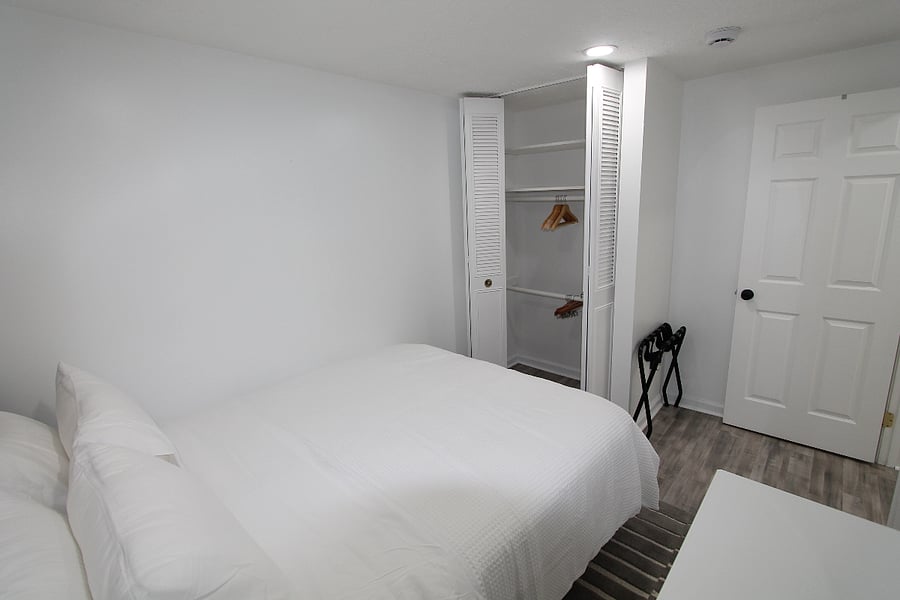 Room w/ Queen Bed