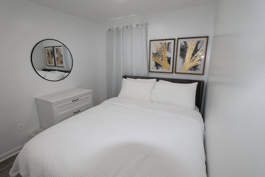 Room w/ Queen Bed