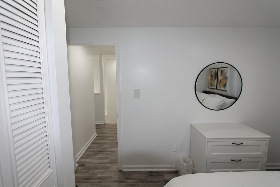Room w/ Queen Bed