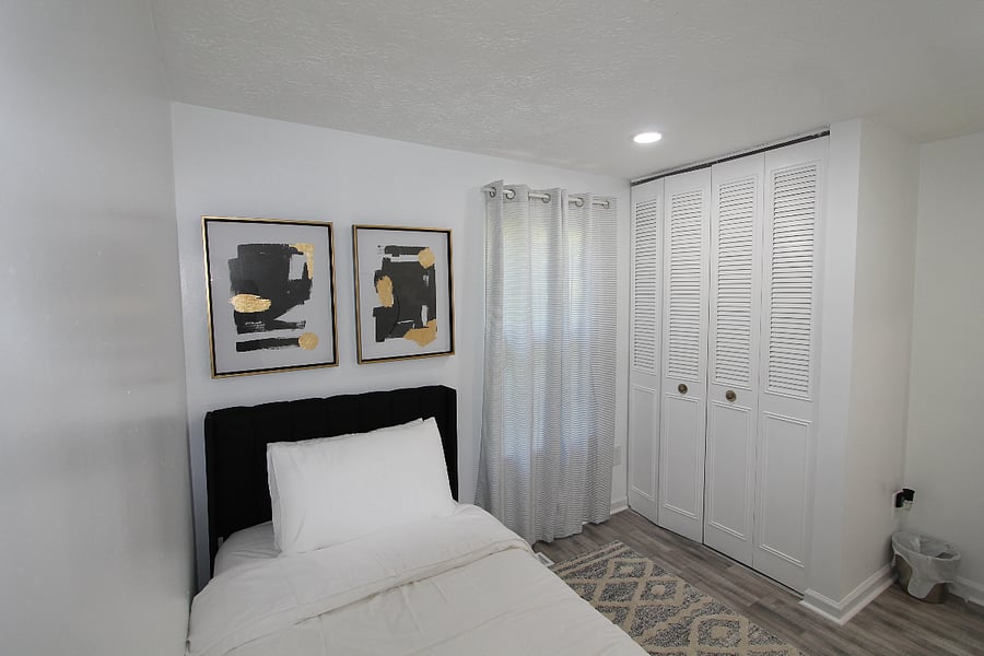 Room w/ Twin Bed