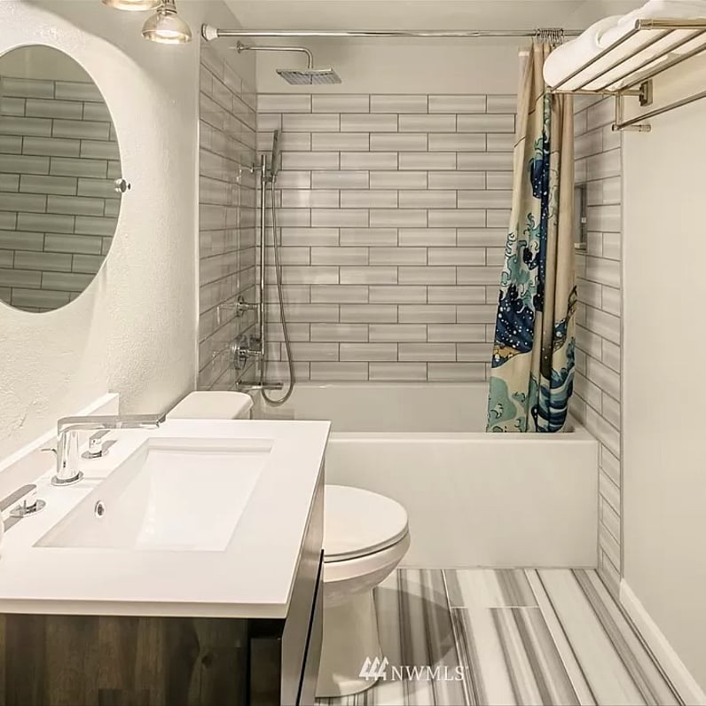 Main bathroom 1