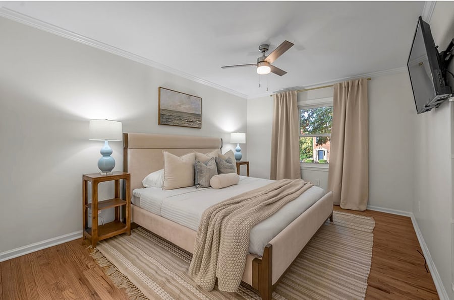 Luxurious and cozy Main level King Suite w 40" TV. Sweet dreams!