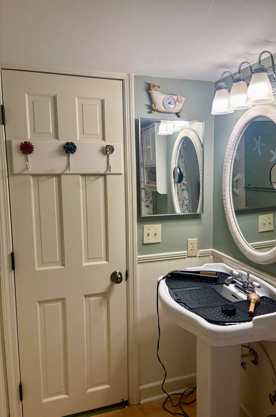 Silicone sink topper turns the sink into vanity of sorts. Room for make up, hair brush ect.  Items in picture are there for a sample only to show   case.