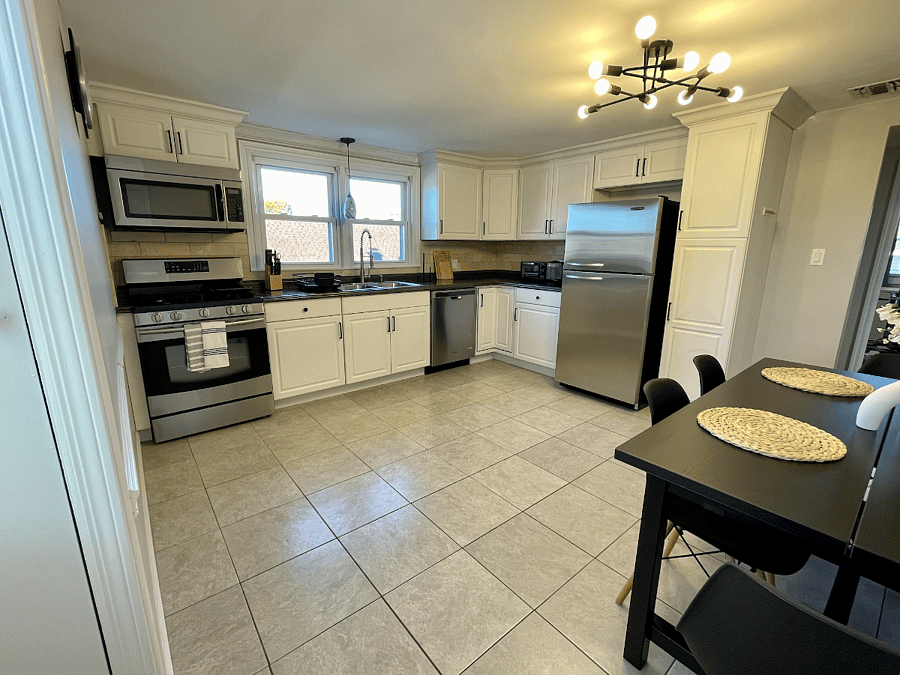 Kitchen with Dining Table