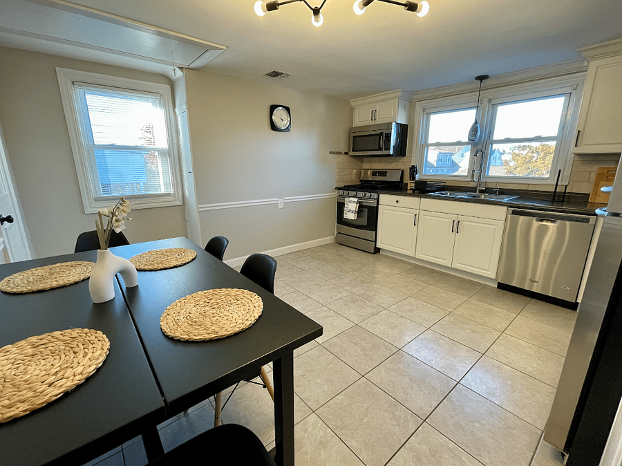 Kitchen with Dining Table