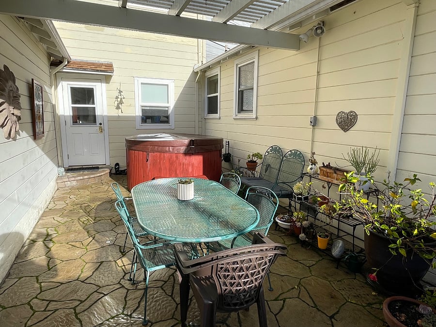 Patio and hot t.ub for guest use