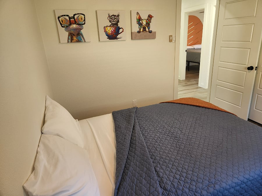 3rd bedroom. Full mattress