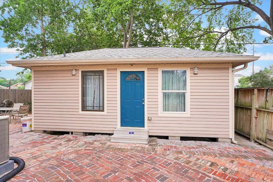 This 325 sq.ft. studio (not included) with full kitchen and full bath w/tub-shower could give you a 7th bedroom. La Chozita also has a generous closet.