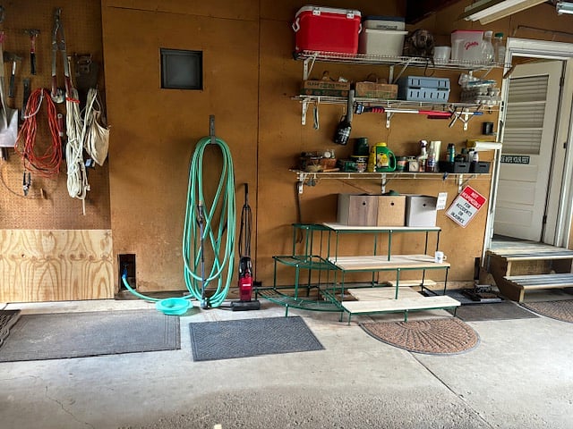 The hose in the garage is the only external water source. There are plenty of towels to wipe muddy feet or paws and room for show storage, both dry and wet on the mug mat. 