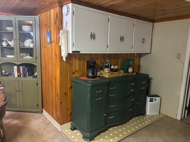 Green buffet serves a nice coffee/tea area. There are coffee cups, wine glasses, a blender, cleaning towels, basic medicine and dog related items if needed. 