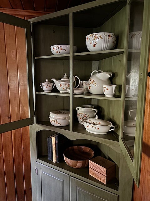 Serving ware cabinet