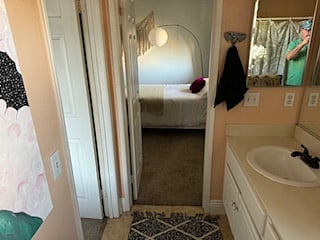 Private full bath to Suite