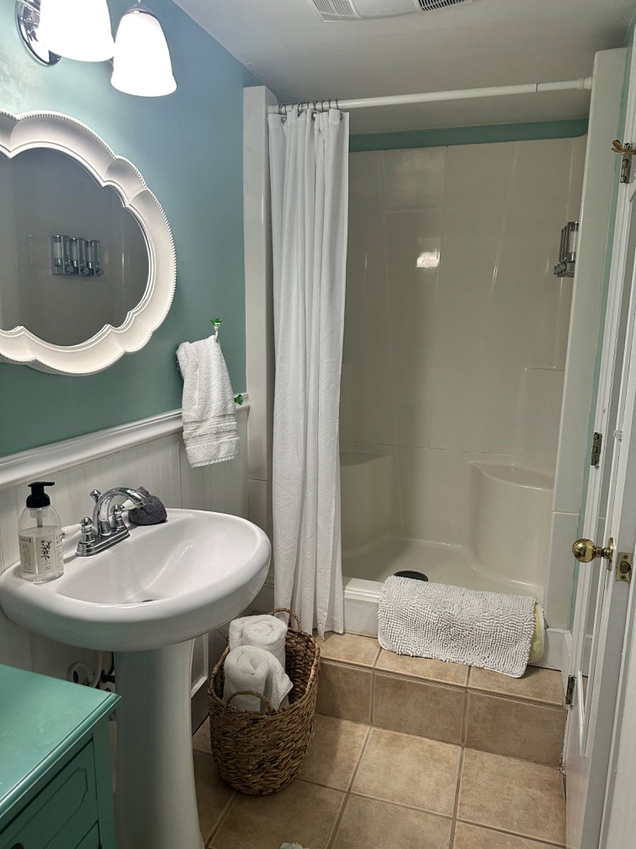 Lower level full bath