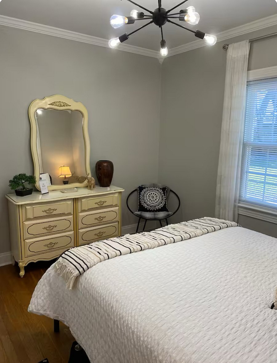 Main floor guestroom