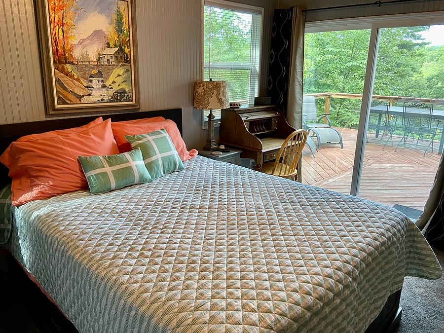 Master bedroom - sliding door to deck