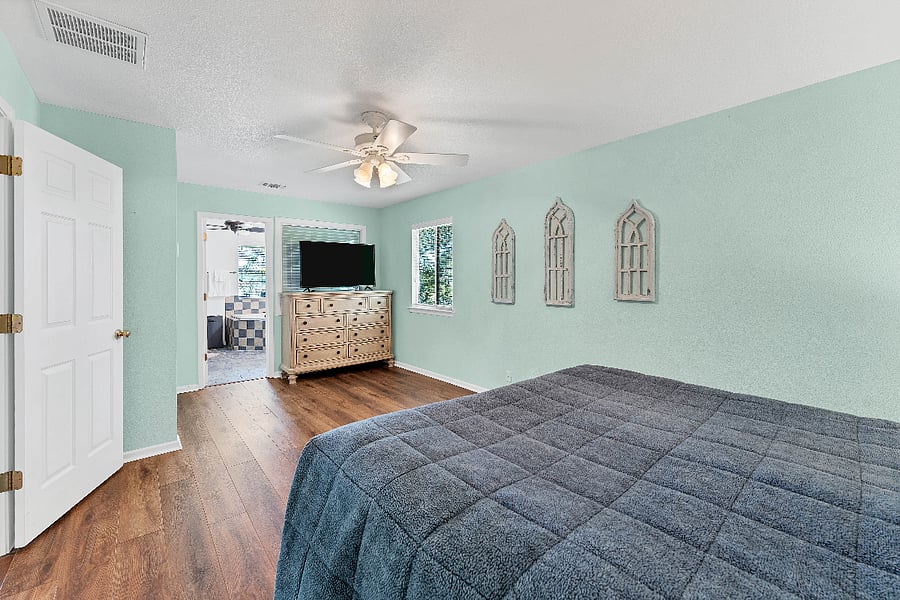 The master bedroom has a king size bed and en-suite bathroom