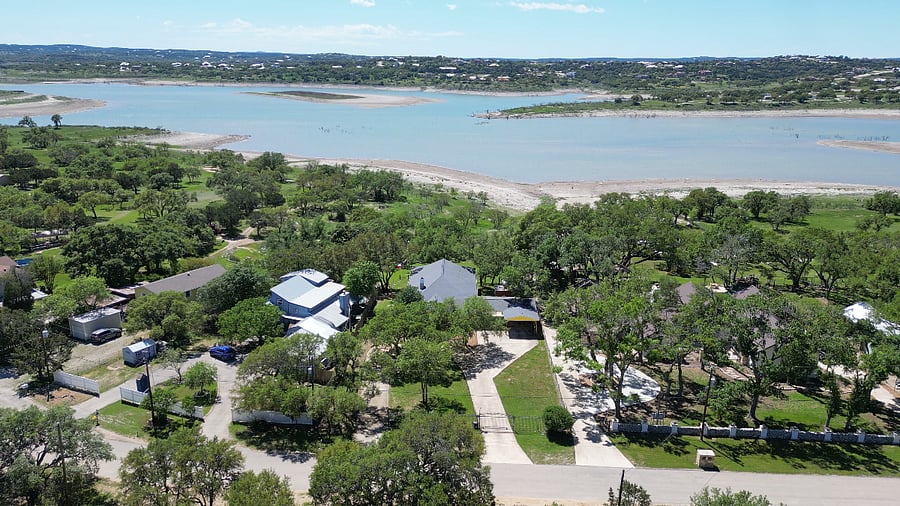 Lakeshore Escape is a charming short-term vacation rental located in picturesque Canyon Lake. 