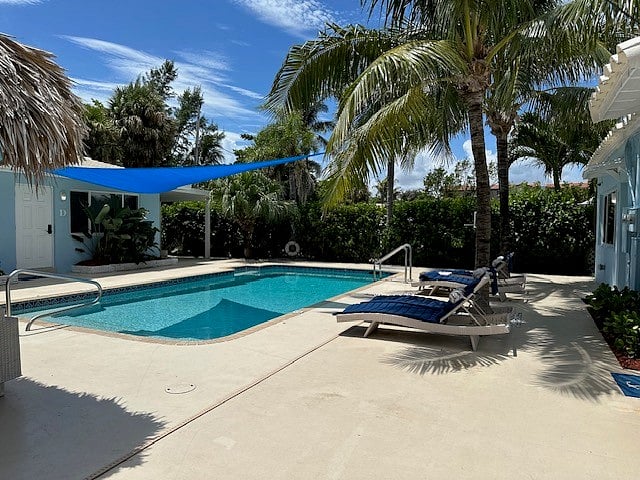 SHARED POOL BETWEEN 4 UNITS