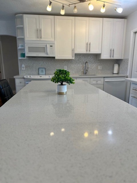 2 BEDROOM: KITCHEN ISLAND