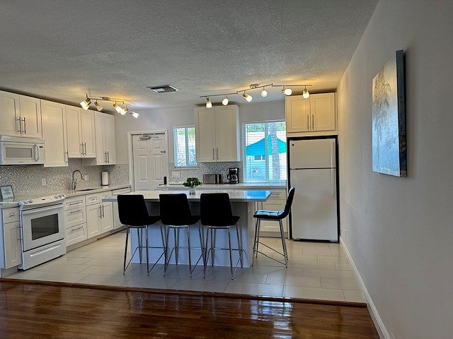 2 BEDROOM: KITCHEN