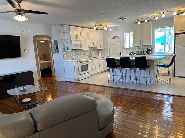 2 BEDROOM: LIVING VIEW