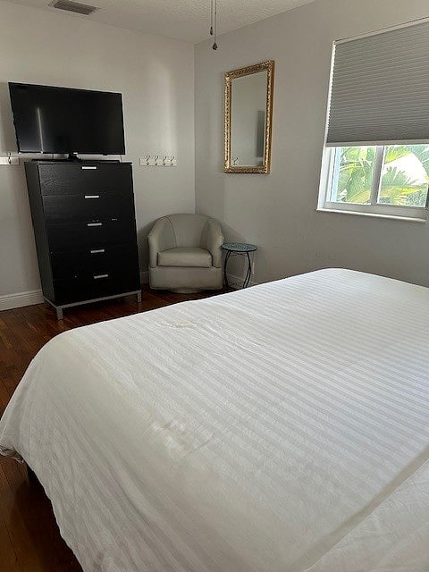 2 BEDROOM: KING BEDROOM