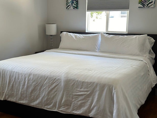 2 BEDROOM: KING BEDROOM