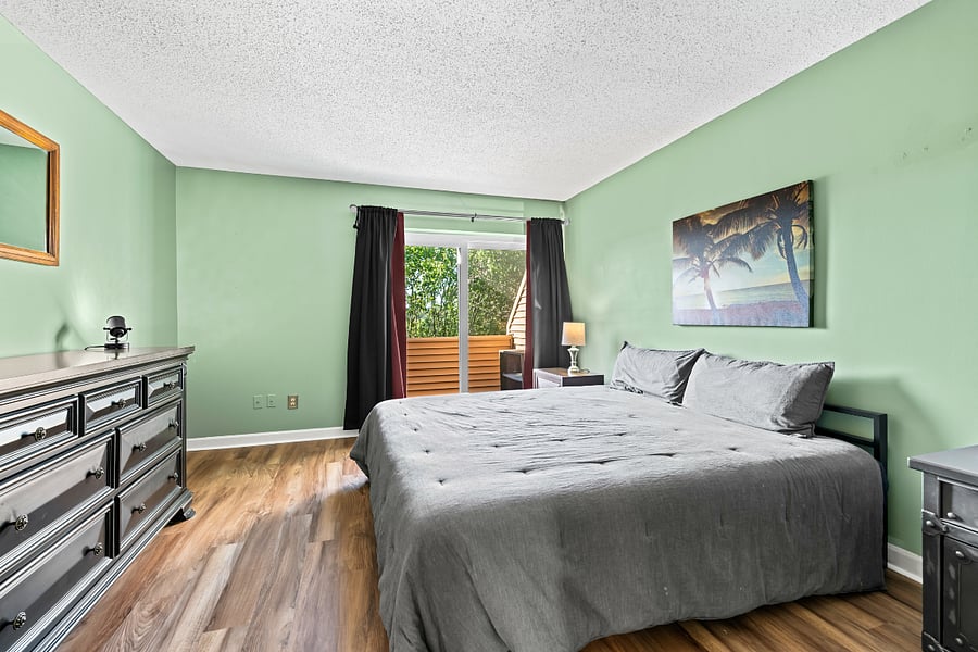 Bedroom with kind bed