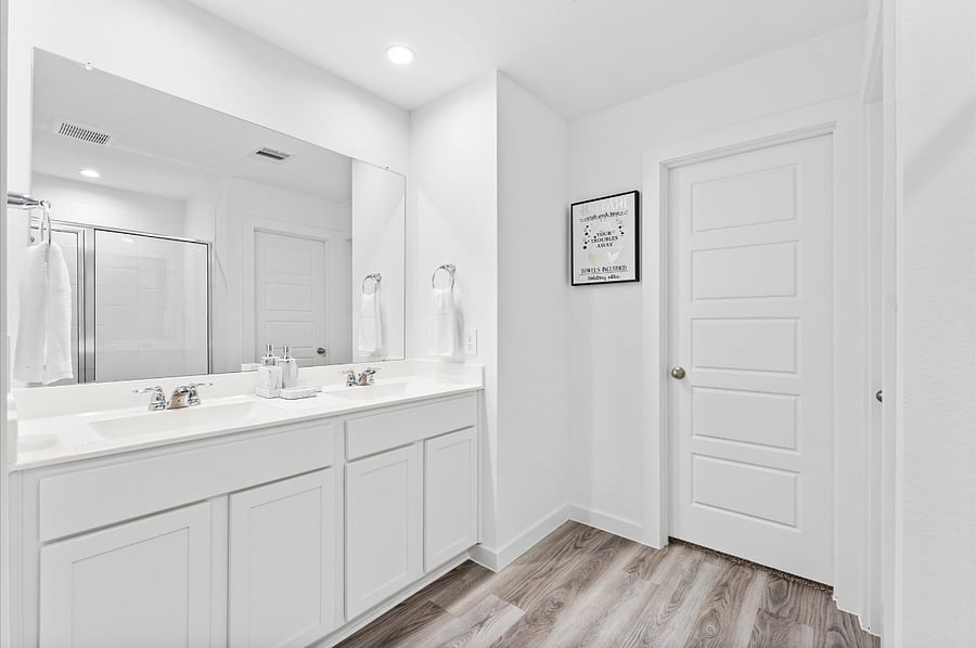 Kingroom bathroom with double bendy