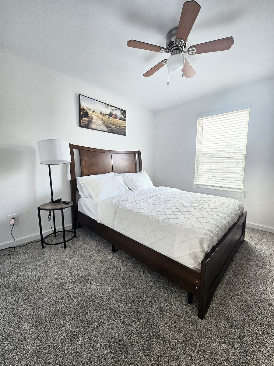 Queen bedroom 2