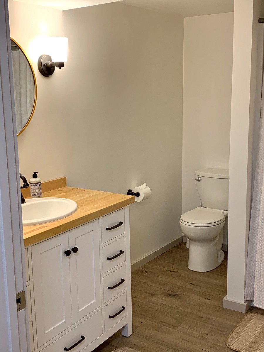 Large bathroom w shower