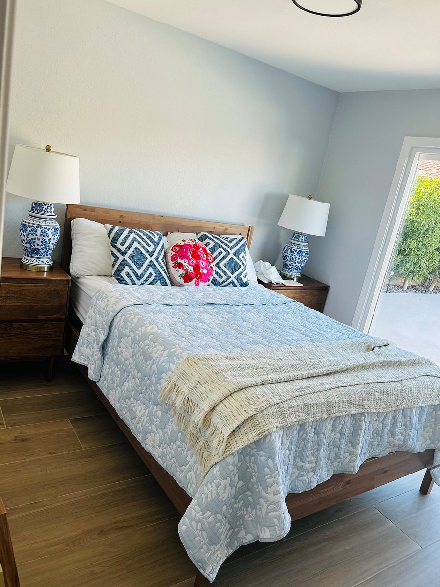 One of two guest rooms with Queen size bed that also faces the pool and private backyard.  Great sunsets and bird watching from here!